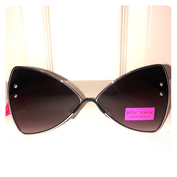 Betsey Johnson Accessories - 😻 NWT Betsey Johnson Sunglasses 😻